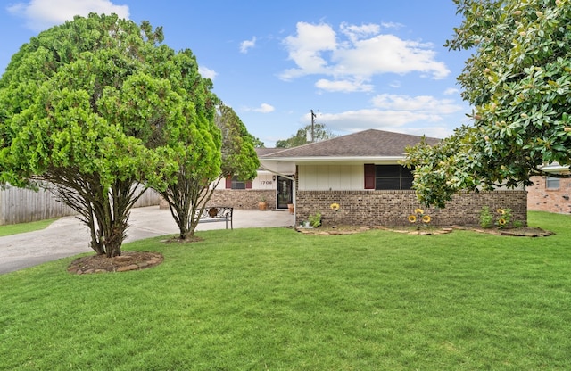 ranch-style house with a front yard