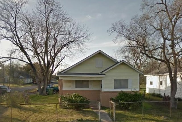 view of front of house featuring a front yard