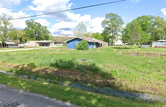 view of front of property featuring a carport