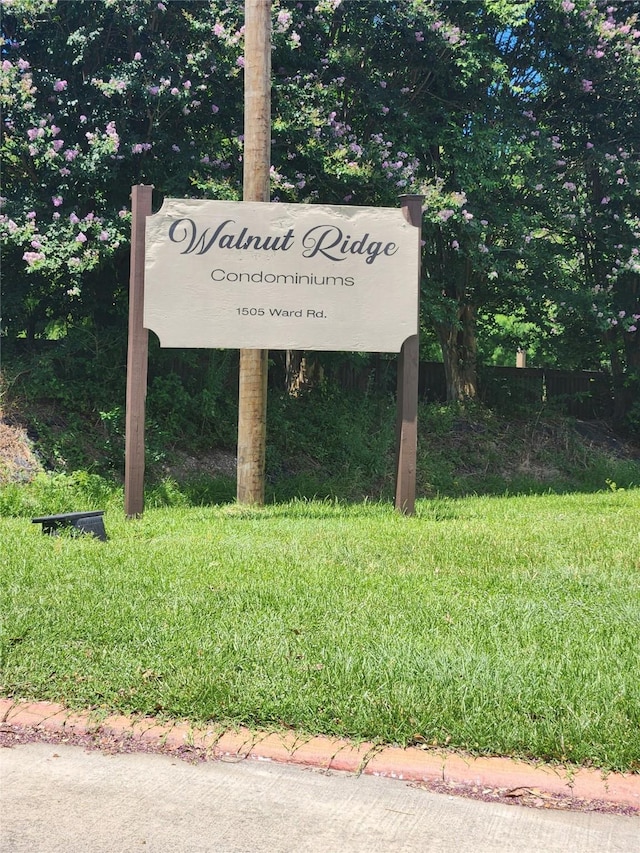 community sign with a yard