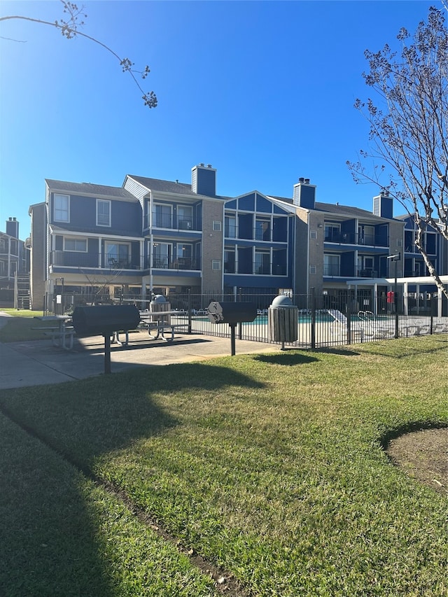 view of property's community featuring a lawn