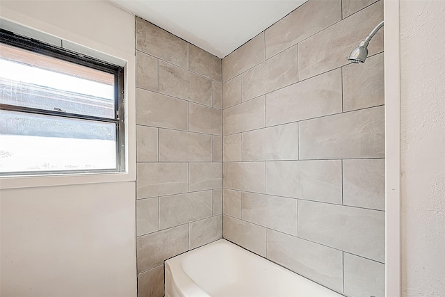 bathroom with tiled shower / bath