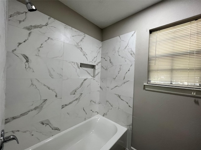 bathroom with tiled shower / bath combo