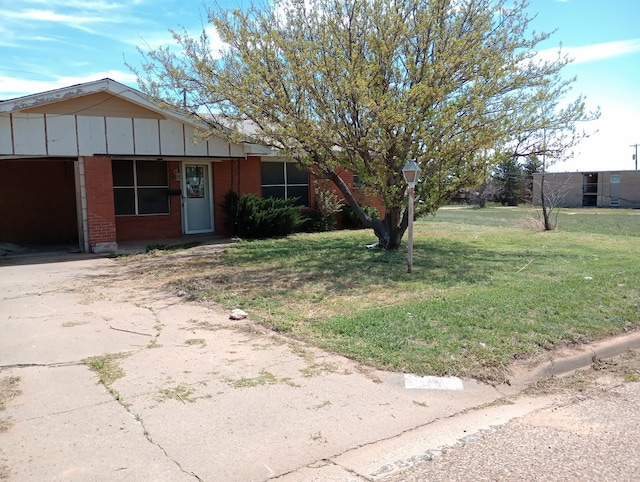 single story home with a front yard