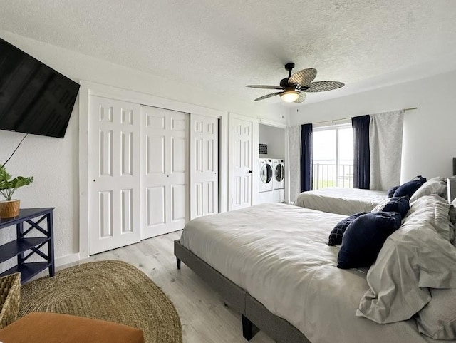 bedroom featuring a textured ceiling, light hardwood / wood-style floors, washer and clothes dryer, and ceiling fan