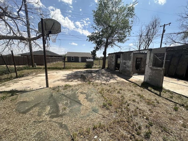 view of yard with an outdoor structure