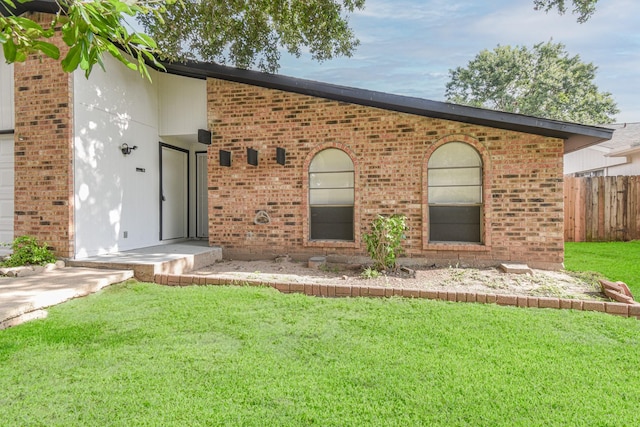 view of front facade featuring a front lawn