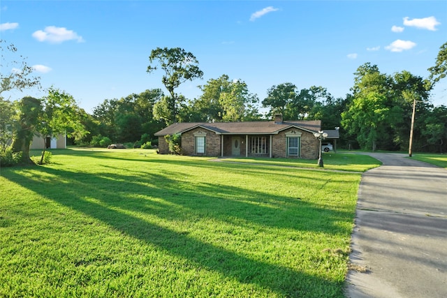 view of front of home featuring a front lawn