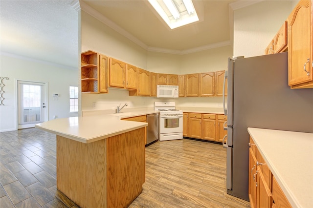 kitchen featuring stainless steel appliances, crown molding, light hardwood / wood-style flooring, and kitchen peninsula