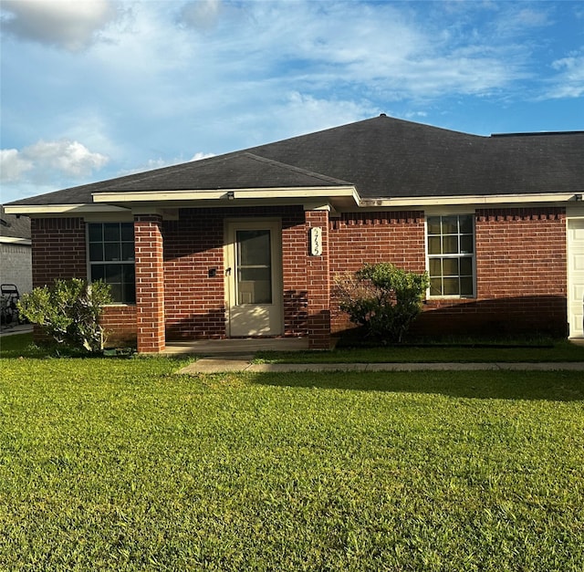 single story home with a front lawn