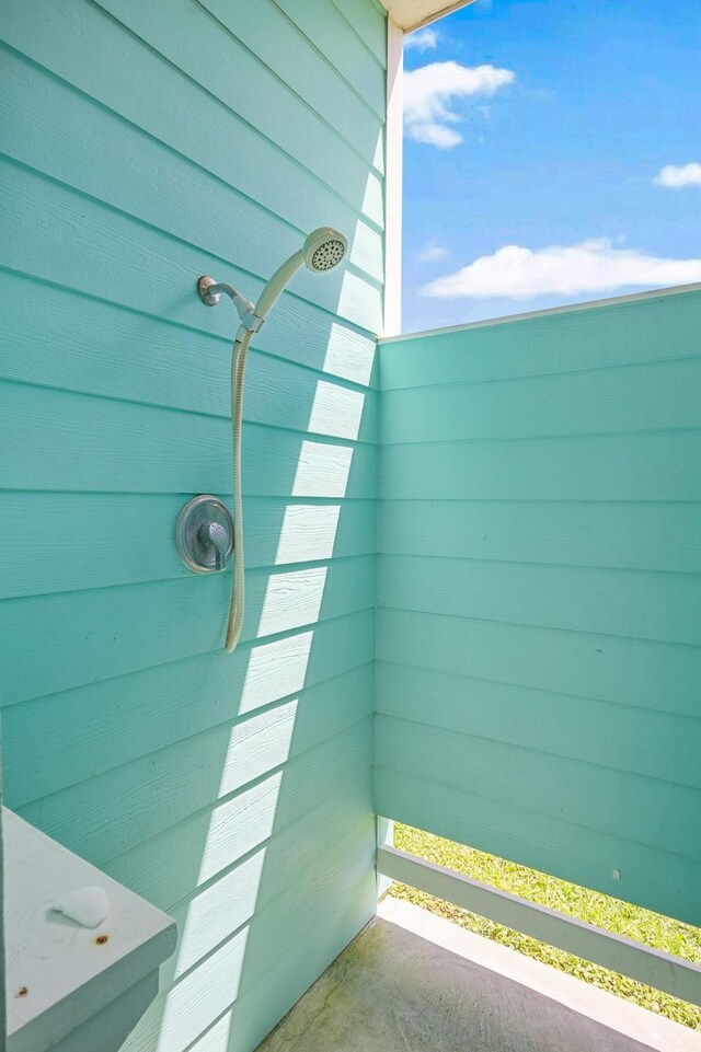 122 Ocean View Dr, Crystal Beach, TX 77650 - bathroom featuring tiled shower