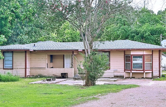 back of house featuring a lawn