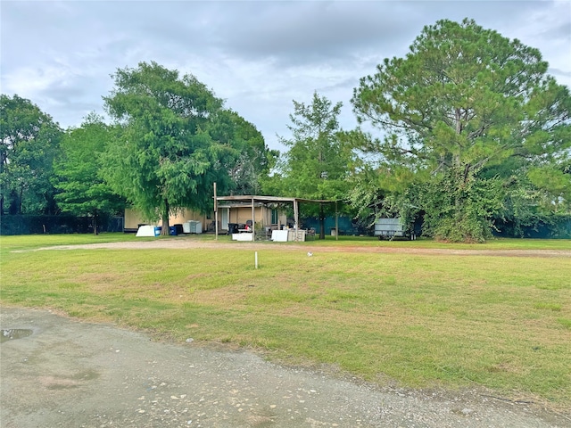 view of front of property featuring a front lawn and a carport