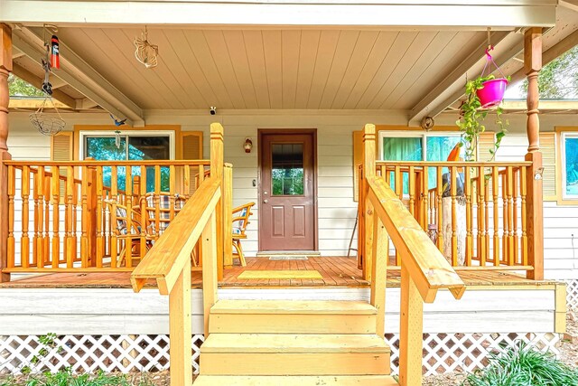 property entrance featuring a porch