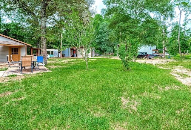 view of yard featuring a shed