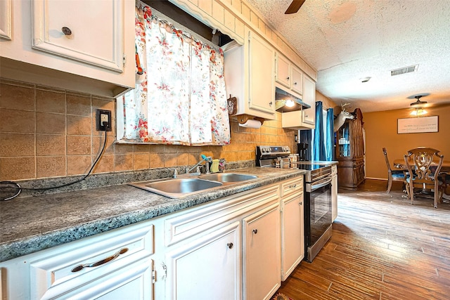 kitchen with hardwood / wood-style flooring, sink, ceiling fan, and electric stove