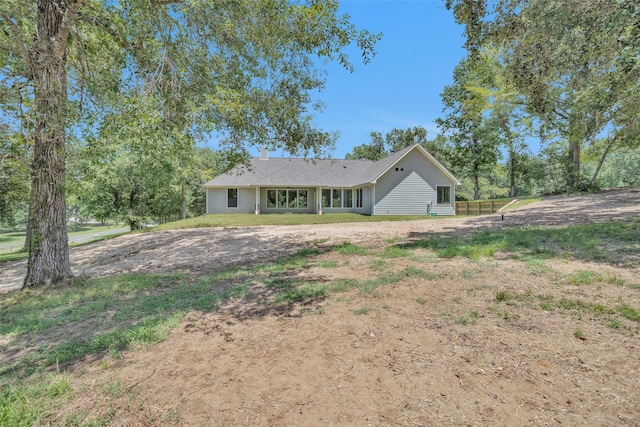 view of front of home featuring a front lawn