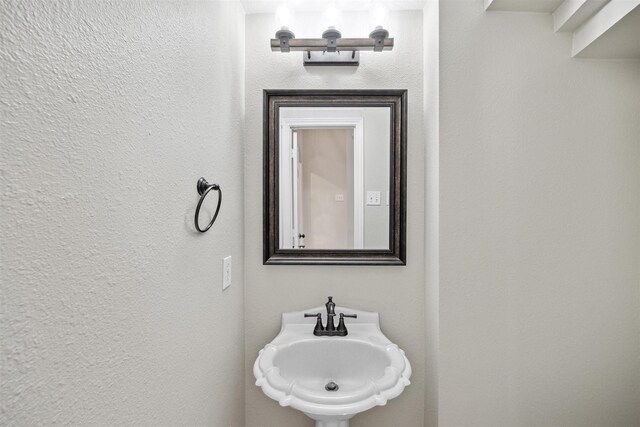 bathroom featuring sink