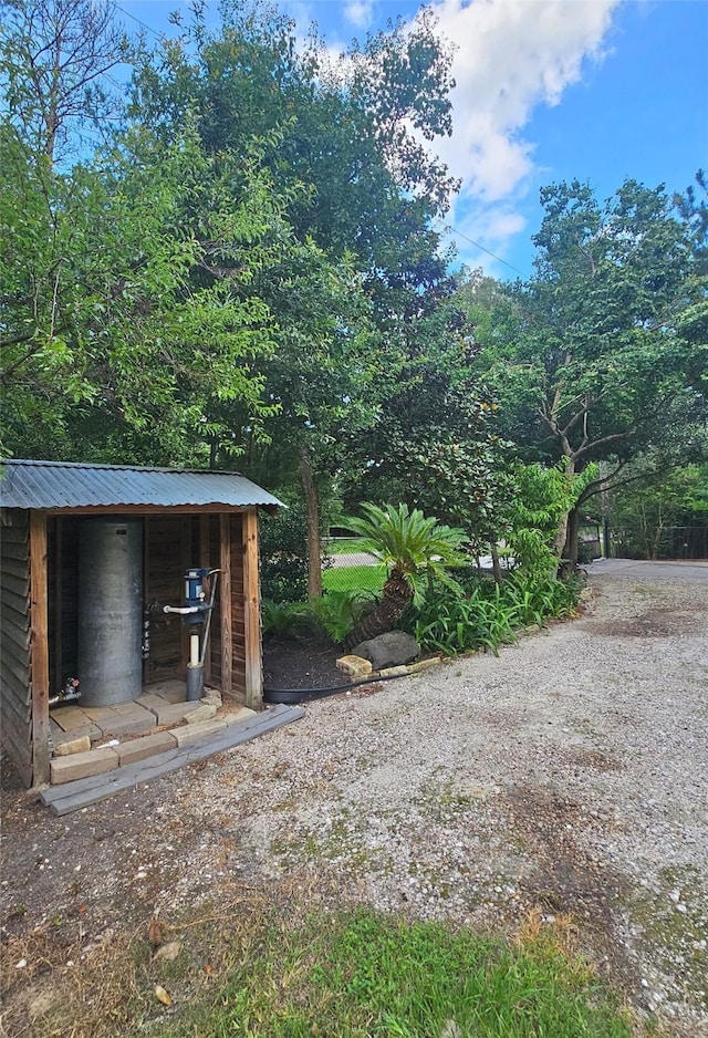 view of yard featuring an outdoor structure