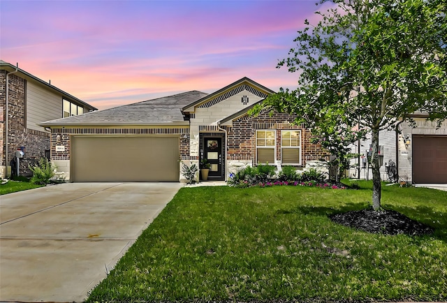 view of front facade featuring a garage and a yard