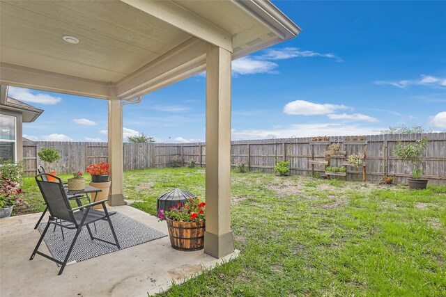 view of yard with a patio area