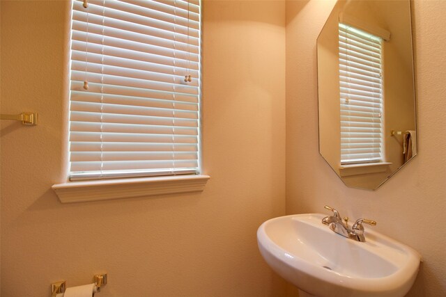 bathroom featuring sink