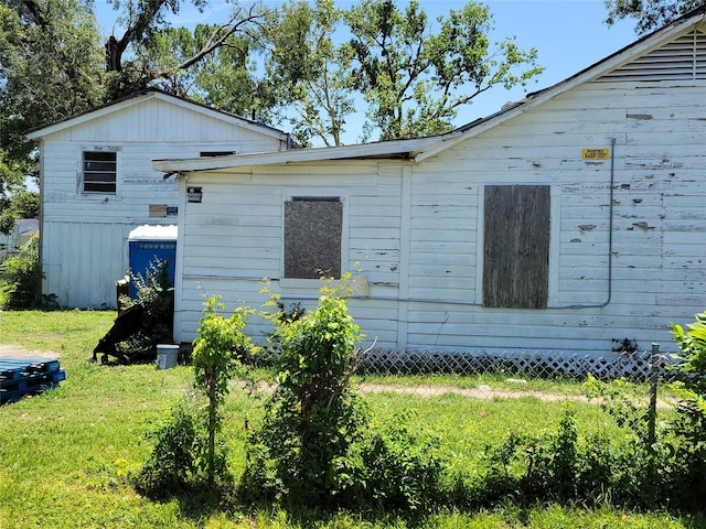 view of side of property featuring a lawn