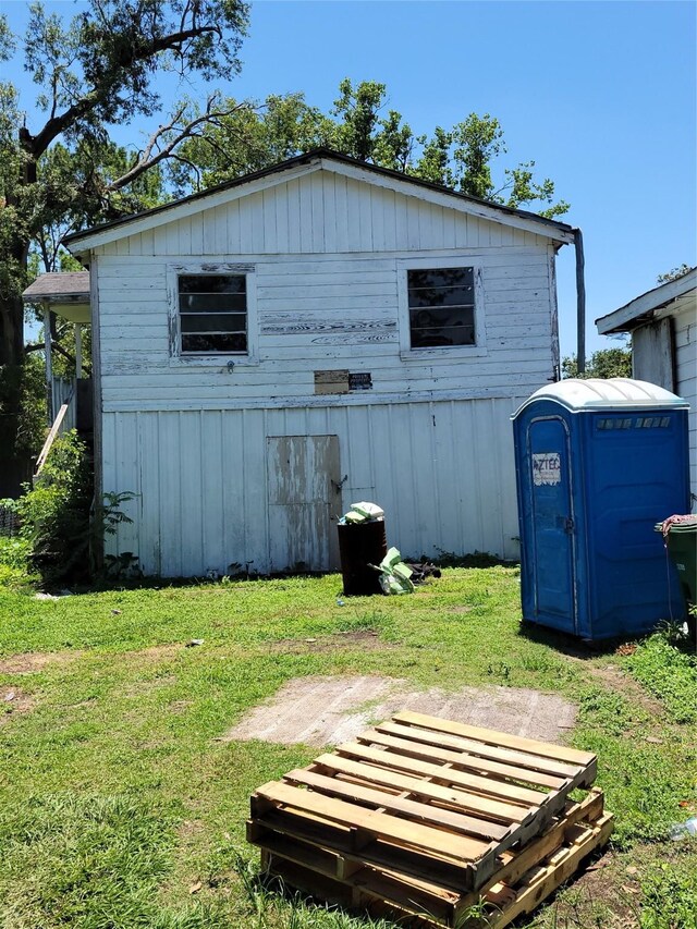 view of shed / structure with a lawn