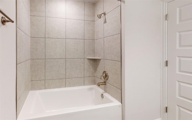 bathroom featuring tiled shower / bath combo