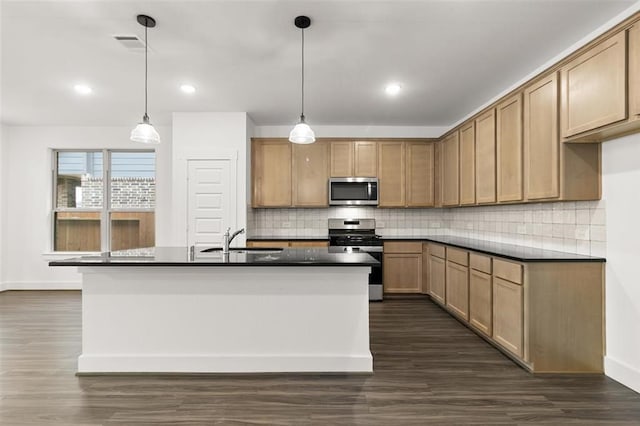 kitchen featuring stainless steel appliances, sink, a kitchen island with sink, dark hardwood / wood-style floors, and pendant lighting