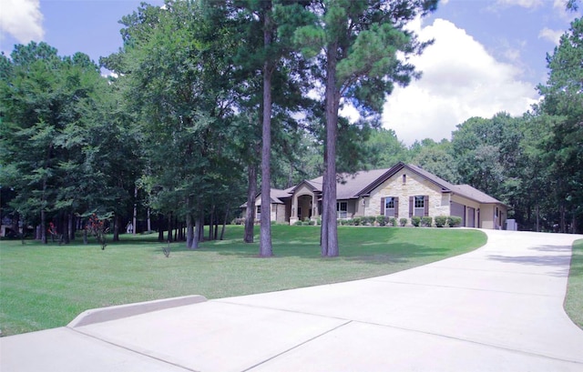 view of front of home featuring a front lawn