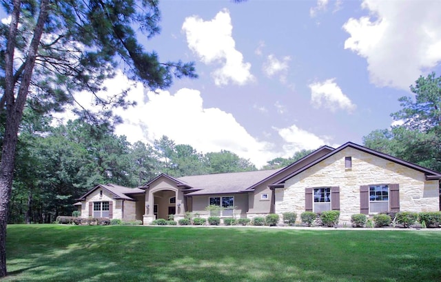 view of front of property featuring a front yard