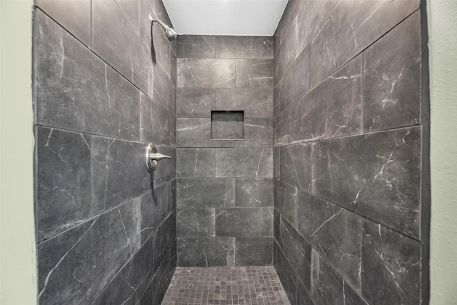 bathroom featuring a tile shower