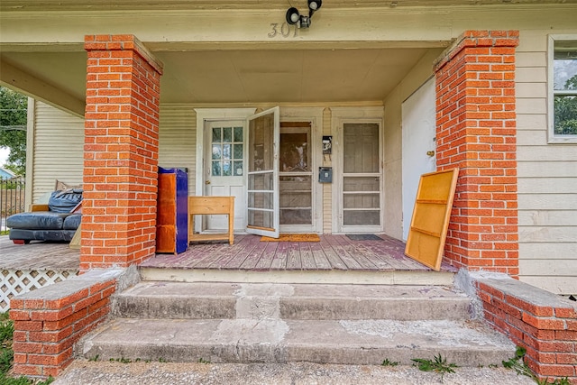 property entrance with covered porch