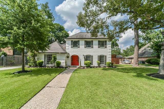 colonial inspired home featuring a front yard