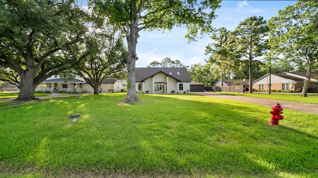 view of front facade featuring a garage and a front yard