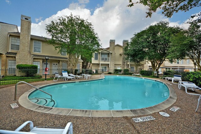 view of swimming pool