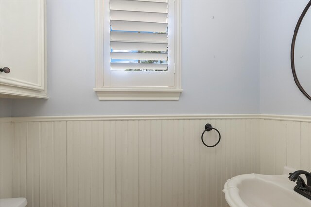 bathroom featuring sink