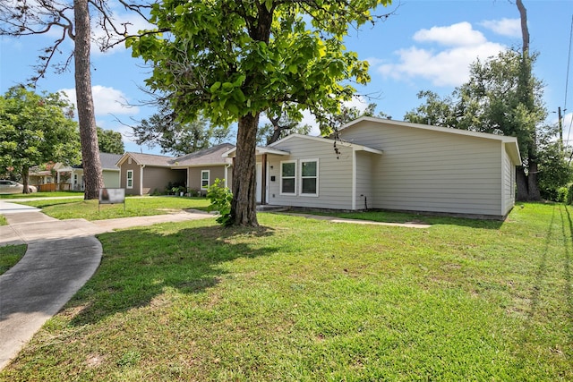 ranch-style house featuring a front lawn