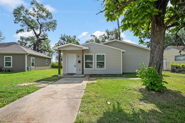 view of front of property featuring a front lawn