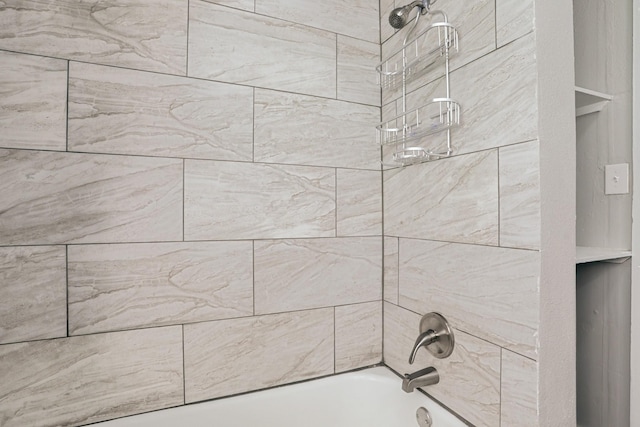 bathroom with tiled shower / bath combo