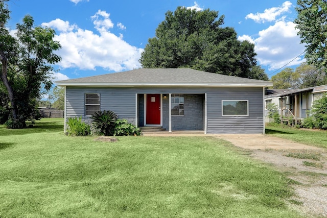 view of front of property featuring a front lawn