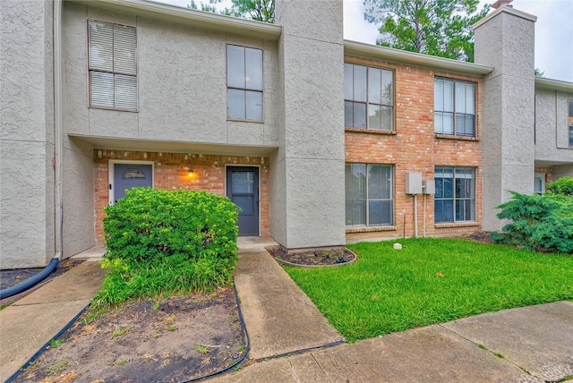 multi unit property featuring a front yard