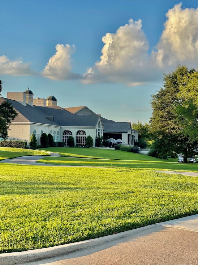 view of front of house featuring a front yard