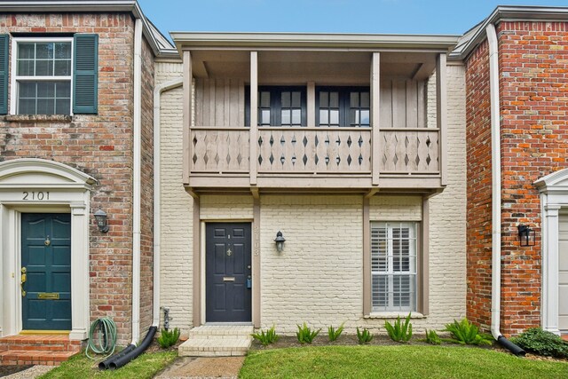 townhome / multi-family property with a balcony