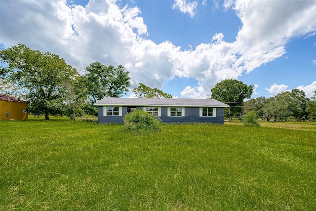 view of front of home featuring a front lawn