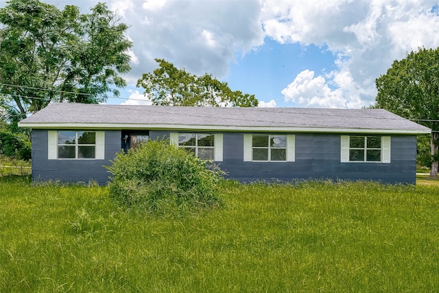 single story home featuring a front lawn