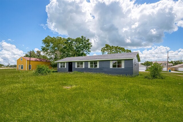 ranch-style home with a front yard