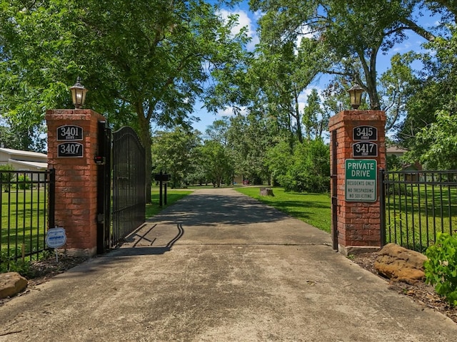 view of gate featuring a lawn