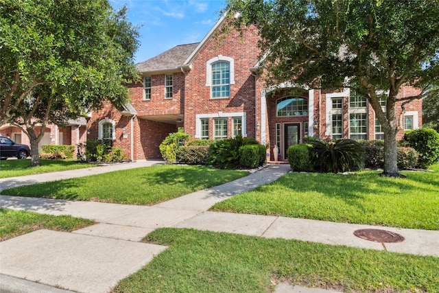 view of front of property featuring a front lawn